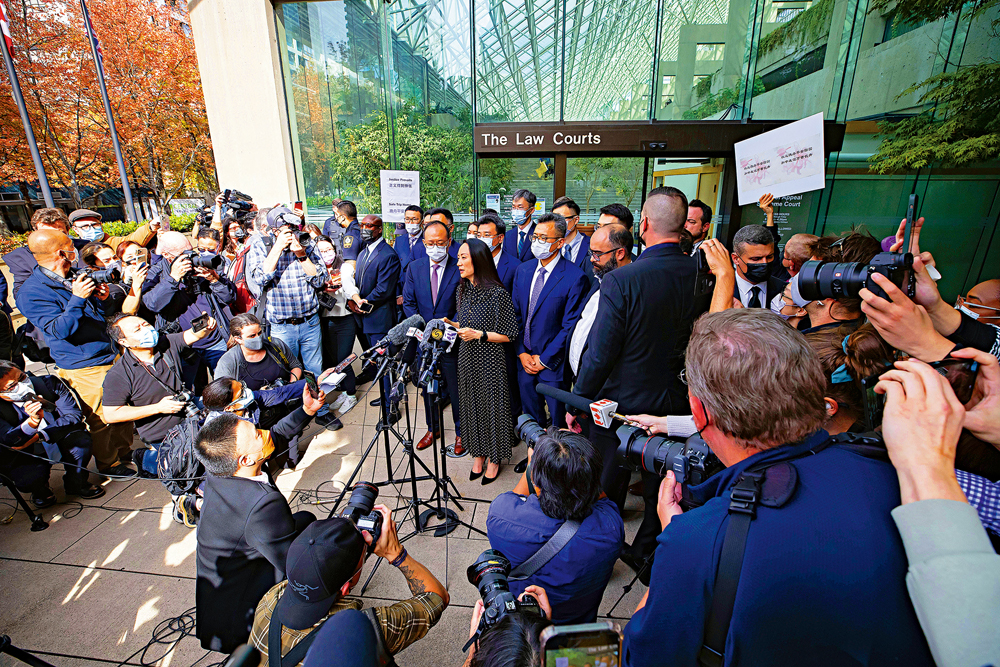 　　圖：九月二十四日，孟晚舟在位於加拿大溫哥華的卑詩省高等法院門前向媒體發表聲明。\美聯社