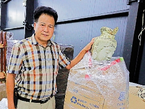 　　圖：梁福元表示，不忍目睹菩薩被鐵絲網圍封，展開拯救行動。