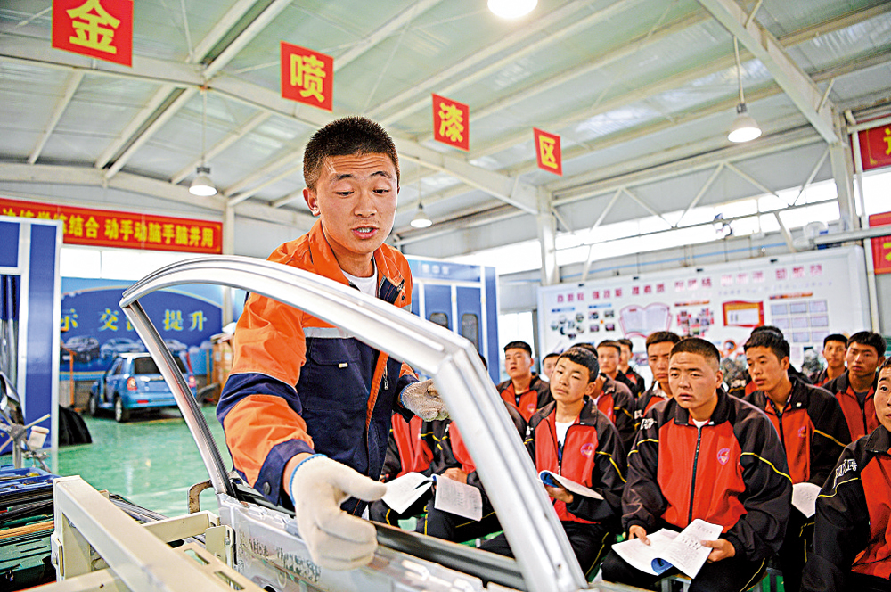 　　圖：寧夏西吉縣職業中學，汽修專業的學生在學習汽車維修實訓課程。\資料圖片