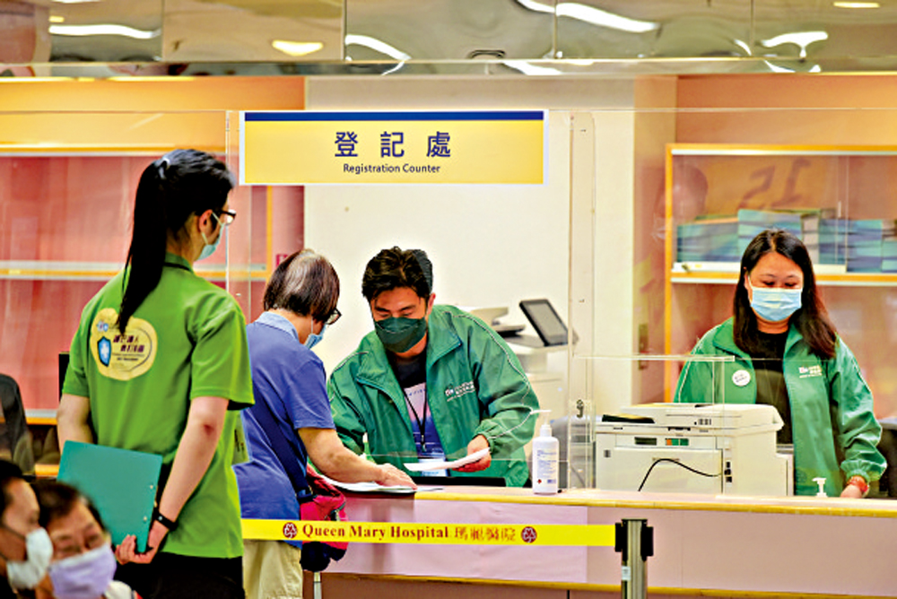 　　圖：市民在瑪麗醫院新冠疫苗接種站登記接種新冠疫苗。\中新社