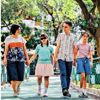 　　圖：今年10歲的朱納浵（左二）長達七年病因未明，後經基因測序確診患上Alstrom氏症候群。\受訪者供圖