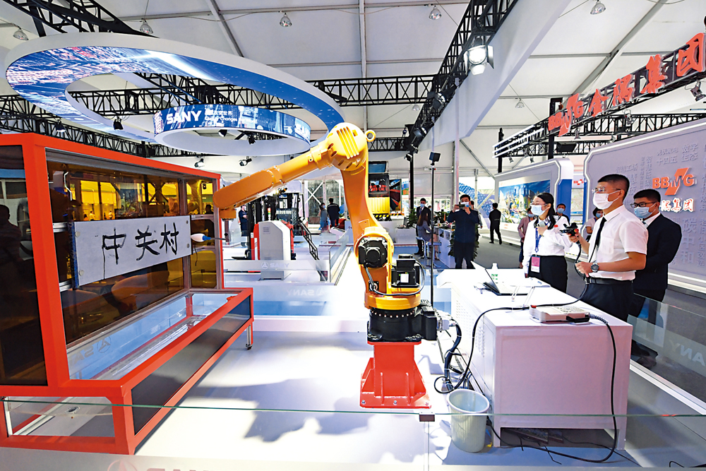 　　圖：9月25日，在北京中關村論壇展覽（科博會）現場，工作人員展示遠程協作機器人的操作。這款機器人可以應用到惡劣環境中，幫助工作人員完成任務。\新華社