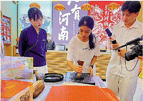 　　圖：河南學子體驗製作木版年畫。\大公報記者劉蕊攝