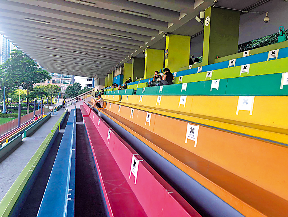 　　圖：深水埗運動場最特別的位置是場內一整排彩虹色的座位。