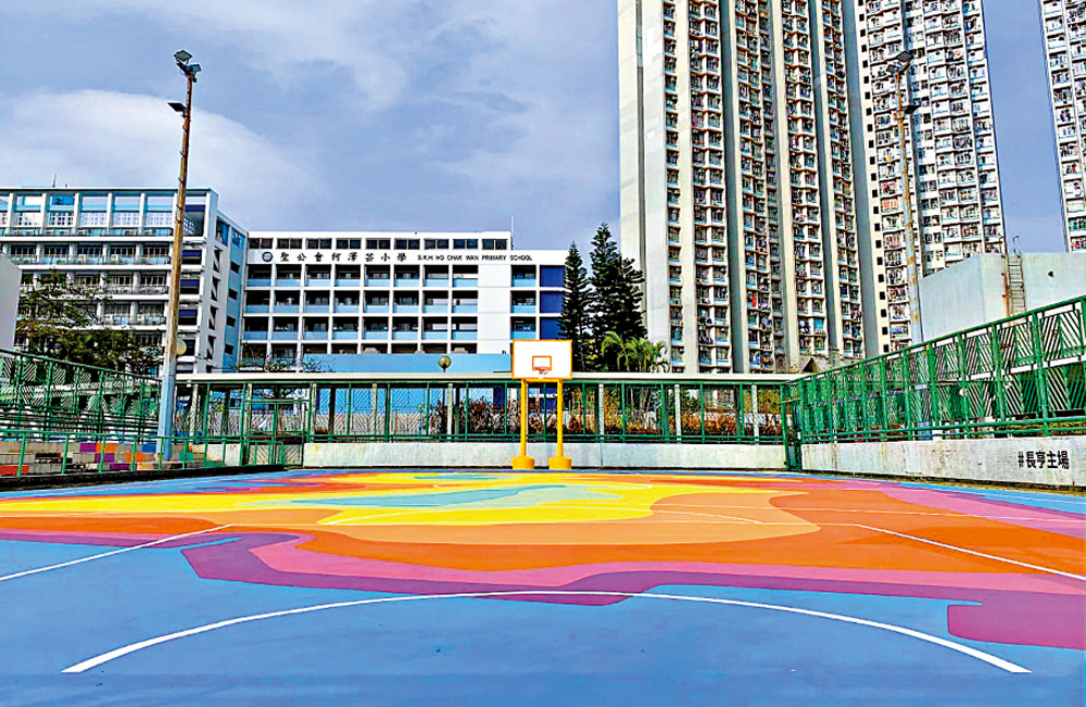 　　圖：這個球場遠離青衣市中心，原本球場地面剝落，經活化後不少人入內打波。\圖片來源：民坊