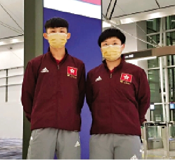 　　圖：香港柔道隊代表王嘉祺（左）出發到意大利比賽。