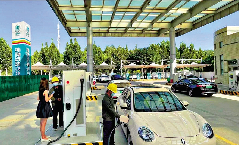 　　圖：國慶長假，許多開電動汽車長途出行的車主因路途中充電樁短缺陷入無電可充的尷尬局面。圖為工作人員為電動車充電。  