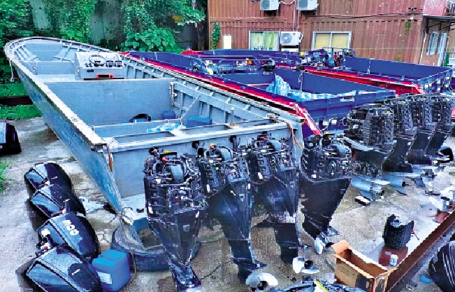 　　圖：警方在八鄉粉錦公路一個倉庫，搜獲五艘懷疑用作走私的改裝快艇。