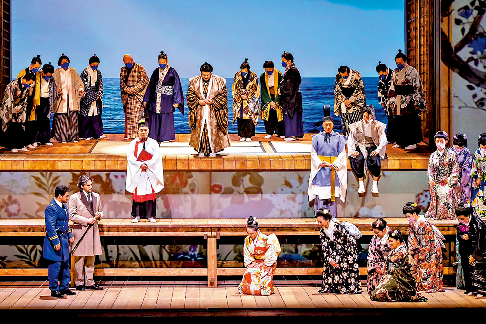 　　圖：香港歌劇院首度與斯洛文尼亞國家劇院聯合製作《蝴蝶夫人》。圖為平克頓與秋秋桑的婚禮儀式。\圖片：香港歌劇院提供