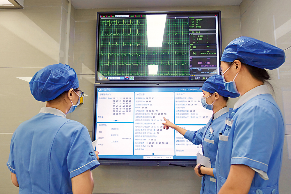 　　圖：智慧醫院鋪設了一張無處不在的網絡，實現醫院整體的高速連接。圖為醫院護士在交班。