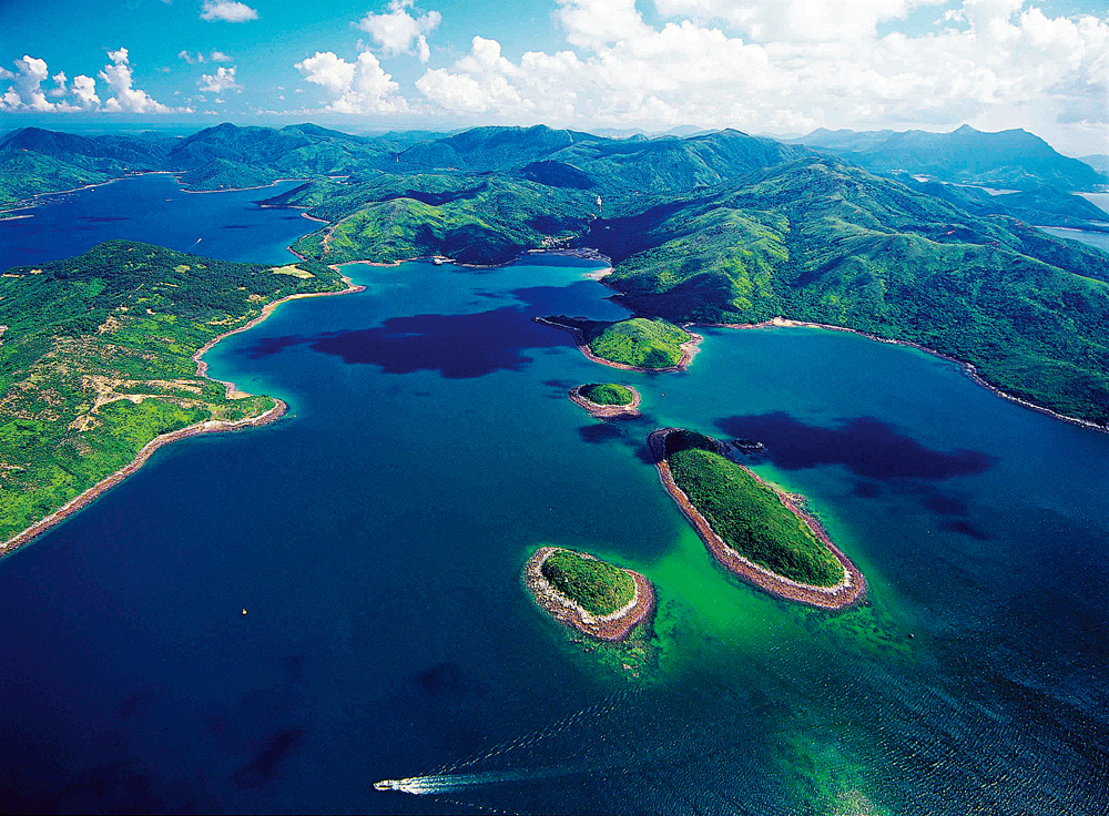 　　圖：海下灣位於香港西貢半島的北端。圖中，長條形的島嶼叫銀洲，其旁圓形小島叫磨洲。\圖片來源：漁護署