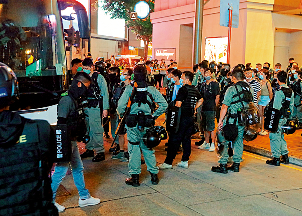 　　圖：去年7．1非法集結後有暴徒在港島多區大肆破壞，警方拘捕逾370人。