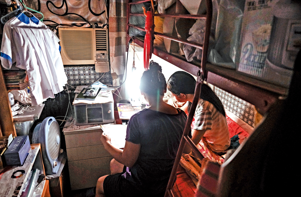 　　圖：調查指出貧窮學童欠缺電腦及上網等支援，影響學習，令學業成績退步。