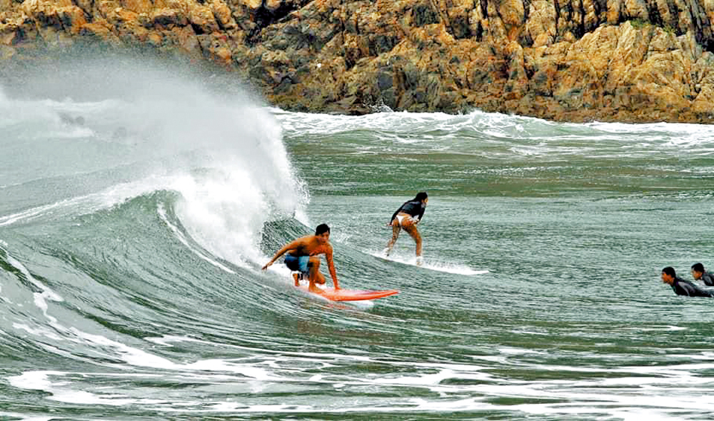 　　圖：石澳大浪灣泳灘白浪滔滔，吸引不少泳客衝浪。