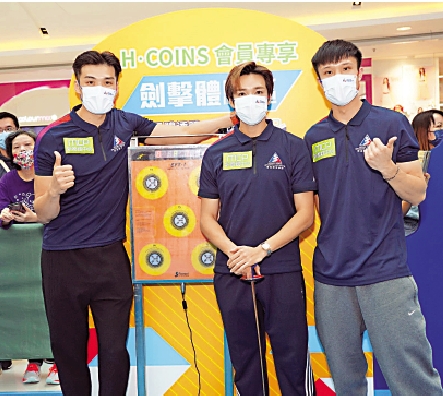 　　圖：左起：張小倫、崔浩然、蔡俊彥出席體院舉辦的體育推廣活動。