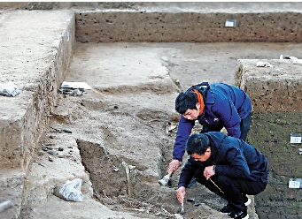 　　圖：工作人員在仰韶村遺址第四次考古發掘現場作業。\新華社