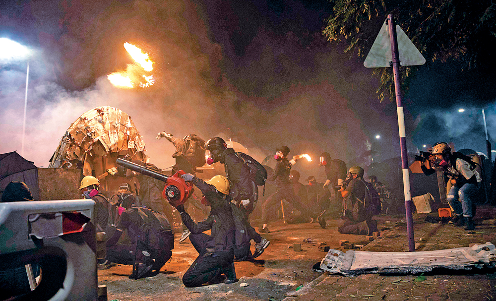 　　圖：中大暴徒向警方瘋狂投擲汽油彈，二號橋仿如戰場。