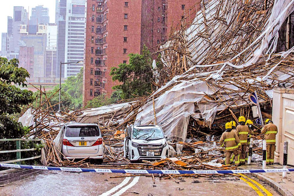　　圖：本月8日熱帶風暴「獅子山」襲港期間，跑馬地樂活道一棟大廈的外牆棚架疑受強風及天雨影響倒塌，壓倒經過的汽車。