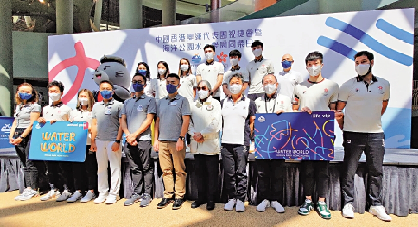 　　圖：霍震霆（前排右五）率領運動員到訪海洋公園。