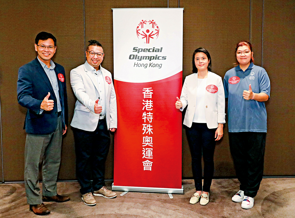 　　圖：林顥伊（右二）與黃兆妍（右一），以及香港特殊奧運會執行委員王健安（左一）和何迪夫昨出席活動。\主辦方供圖