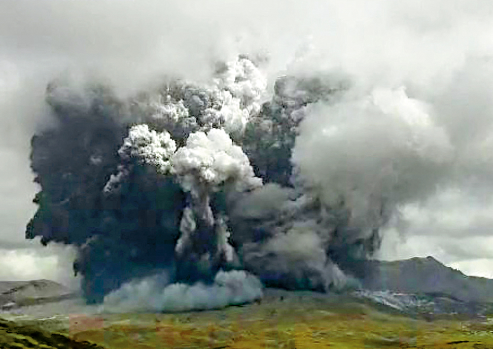 　　圖：日本阿蘇火山20日爆發，漫天濃煙。\法新社