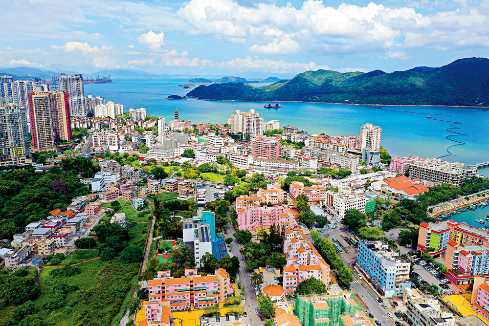 　　圖：深圳市鹽田區政府工作報告提出，將加快建設沙頭角深港國際旅遊消費合作區，並探索港鐵北環綫延伸至沙頭角口岸，對接香港北部都會區。圖為沙頭角一帶依山傍海美景。\大公報記者凱陽攝