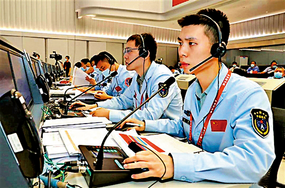 　　圖：圖為高健（右）在北京航天飛行控制中心。\網絡圖片