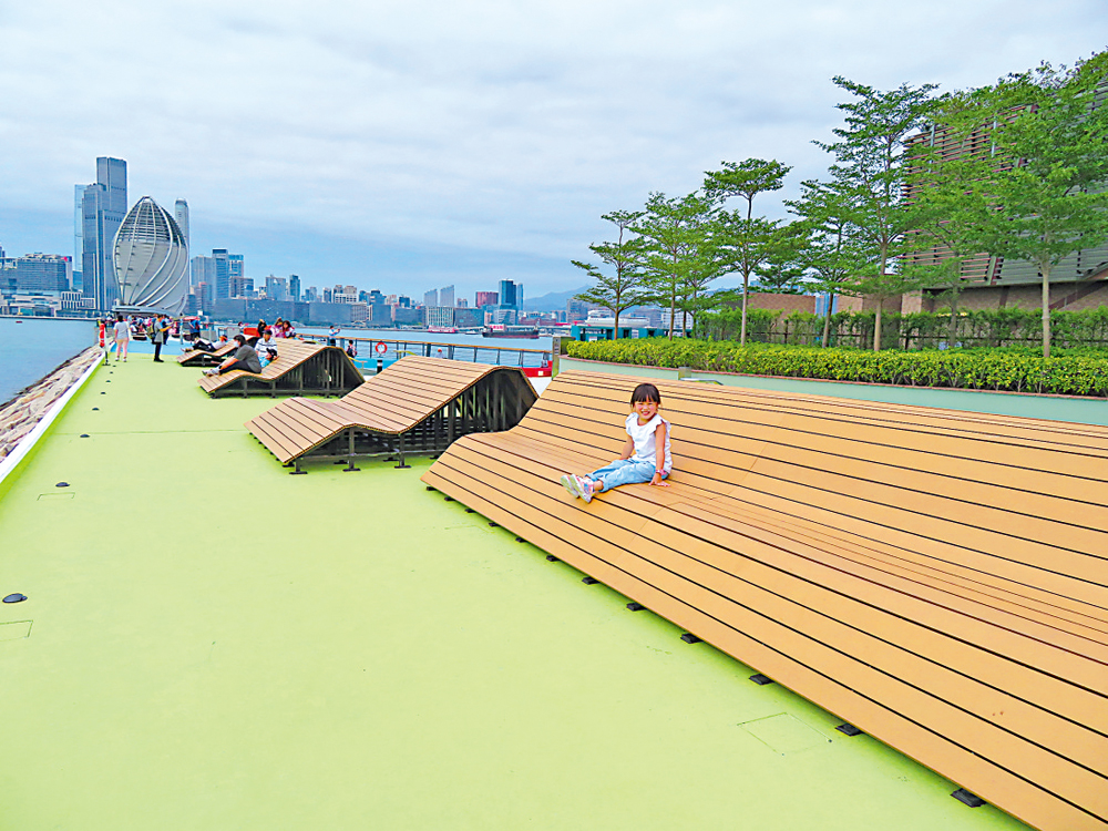 　　圖：躺在波浪造型椅子上，一邊欣賞維港景色，一邊享受微風拂面。