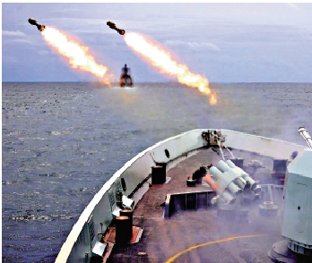 　　圖：10月19日，中俄艦艇編隊在西太平洋公海海域進行實彈實射演練，中方護衛艦發射火箭深彈。\央廣軍事