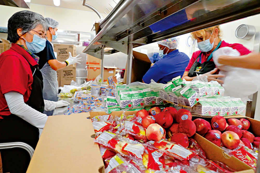 　　圖：美國多地面臨食物短缺，圖為洛杉磯聯合學區的學生食堂工作人員準備午餐。\美聯社