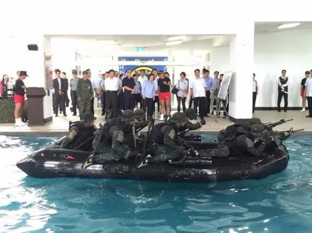 　　圖：台軍兩棲特戰隊去年在室內游泳池演練水上突擊，成為外界笑柄。 網絡圖片