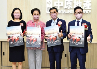 　　圖：會地黃光耀（右二）指MONACO ONE擬下周開放示範單位。