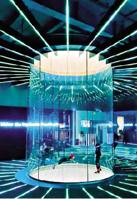 　　圖：iFLY風洞以強風讓人懸在半空完成各種飛行姿勢，體驗飛翔的快感。