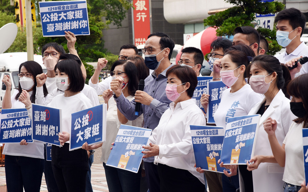 　　圖：中國國民黨呼籲民眾用「公投」選票教訓施政不力的民進黨當局。\中通社
