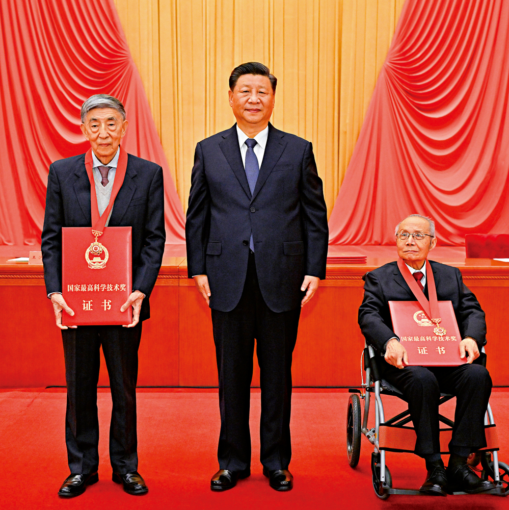 　　圖：11月3日，二〇二〇年度國家科學技術獎勵大會在北京人民大會堂隆重舉行。中共中央總書記、國家主席、中央軍委主席習近平向獲得二〇二〇年度國家最高科學技術獎的中國航空工業集團有限公司顧誦芬院士（右）和清華大學王大中院士（左）頒獎。\新華社
