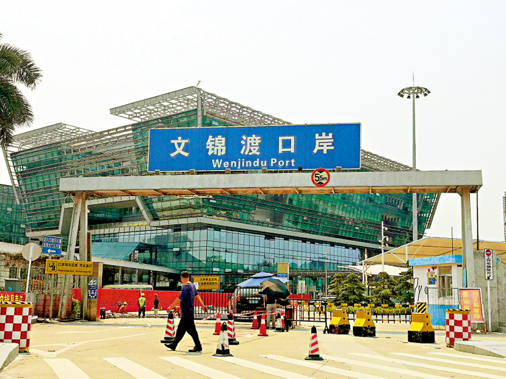　　圖：規劃提出將盡快開展文錦渡口岸鮮活貨運功能向蓮塘口岸轉移的研究。圖為深圳文錦渡口岸。\大公報記者郭若溪攝