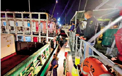 　　圖：警方一連三日展開「犁庭掃穴」執法行動，全力打擊海上走私活動。