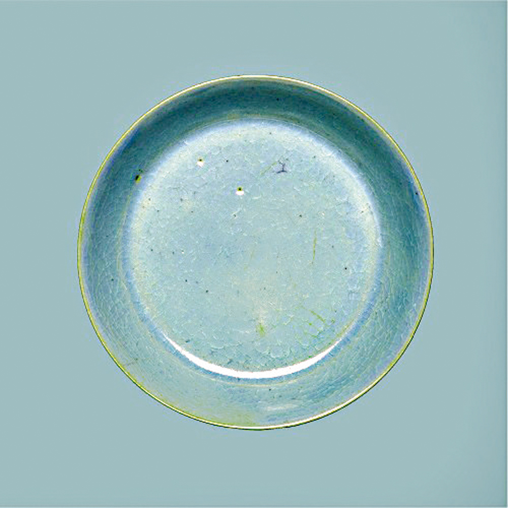 　　圖：正在香港藝術館展出的汝窰青釉筆洗。\圖源：香港藝術館