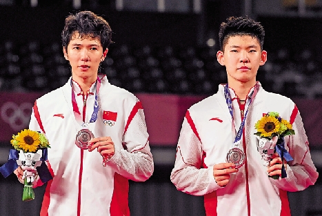 　　圖：李俊慧（左）與劉雨辰獲得東京奧運男雙銀牌。\資料圖片