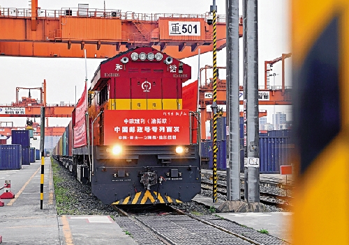 　　圖：滿載貨物的中歐班列從重慶出發前往立陶宛。\資料圖片