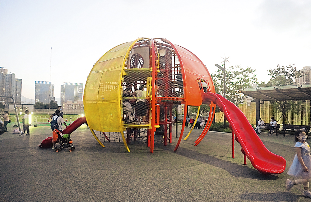 　　圖：康寧道公園的巨蛋形攀爬架吸睛。