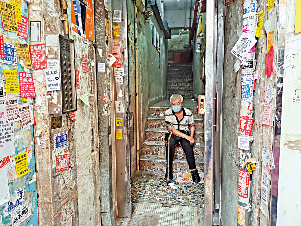 　　圖：曹伯伯去年中風後不良於行，要靠枴杖輔助走路，住在九樓上下樓梯令他每次出行都苦不堪言。