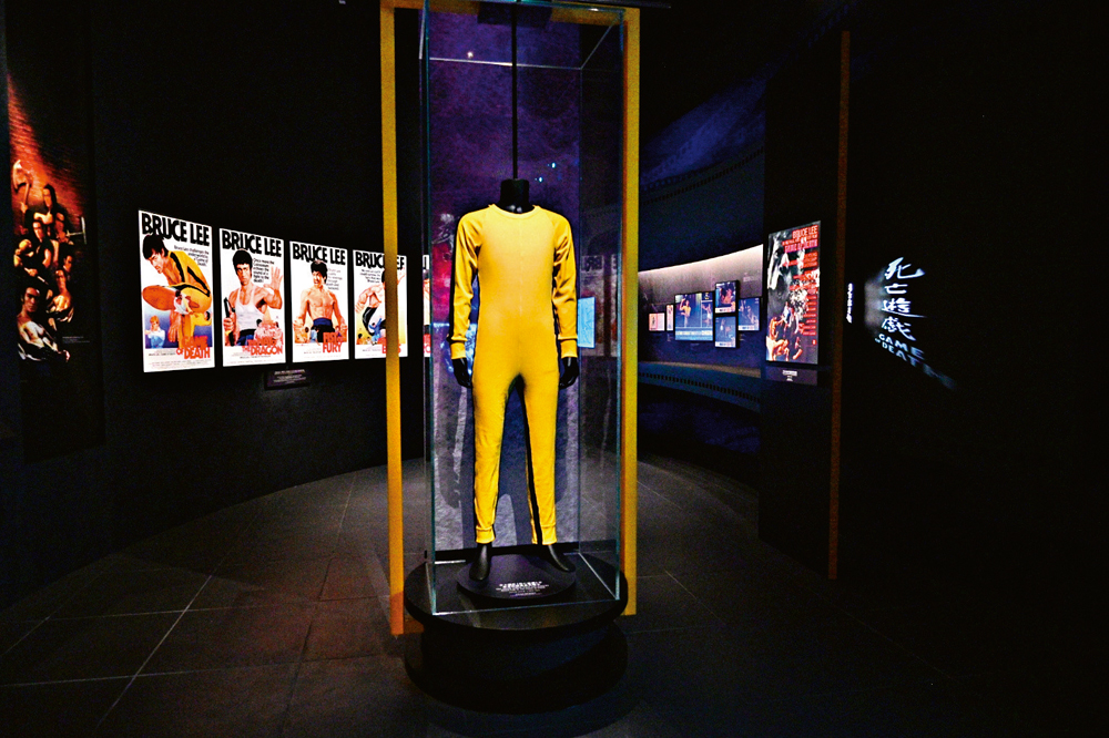 　　圖：李小龍於電影《死亡遊戲》中穿着的經典黃色戰衣，亦成為了後期他在人們心中的經典形象代表。\政府新聞處圖片