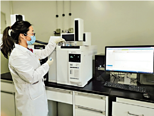 　　圖：檢測人員使用氣相色譜儀檢測口罩中的環氧乙烷含量。/受訪者供圖