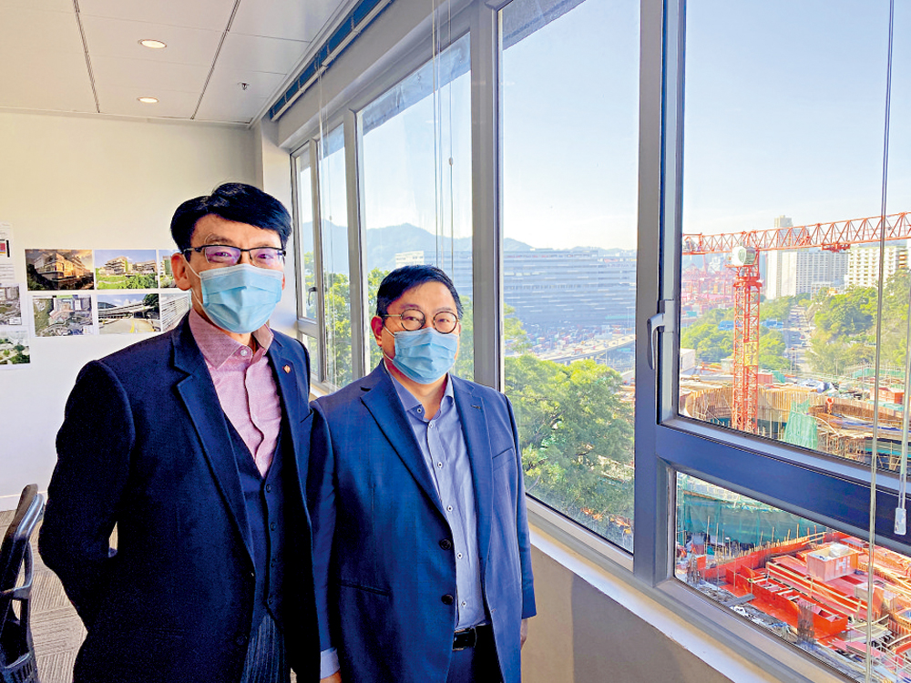 　　圖：醫院行政總監阮家興（左）與高級職業治療師朱漢威（右），介紹葵涌醫院重建工程進展及詳情。\大公報記者邵穎攝