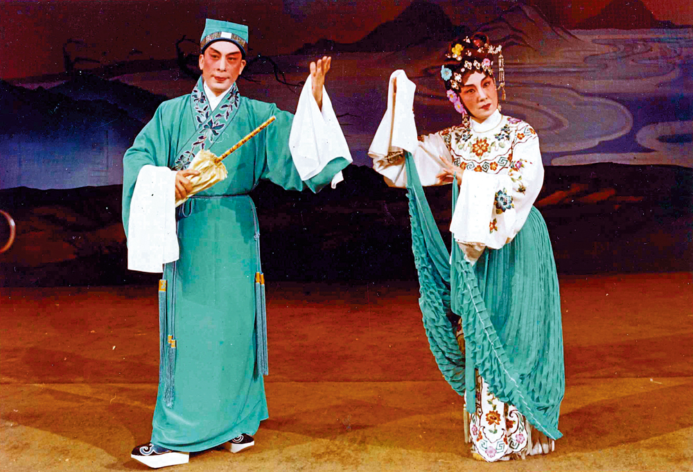 　　圖：陳笑風與林小群（右）在北角新光戲院合演《搶傘》劇照。