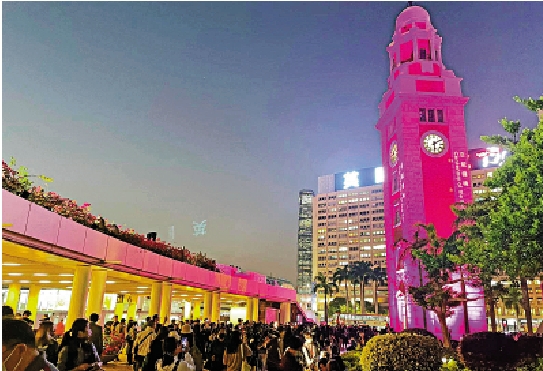 　　圖：尖沙咀鐘樓昨晚起設亮燈活動，不少市民到來迎接鐘聲再敲響。\大公報記者解雪薇攝