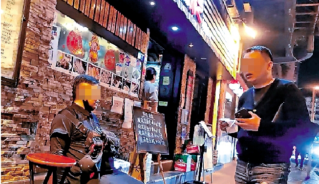 　　圖：兩個「咪錶霸」在白加士街盤踞，司機要付泊位費才有車位。