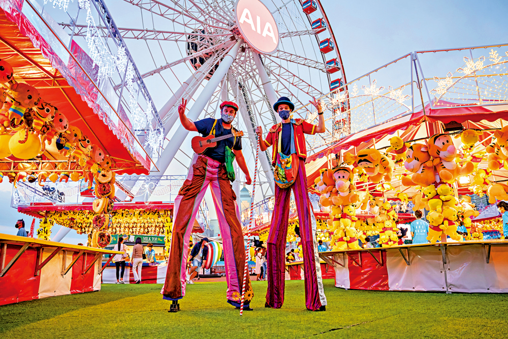 　　圖：「冬日摩天輪」活動布置成聖誕市集，並設有攤位遊戲。