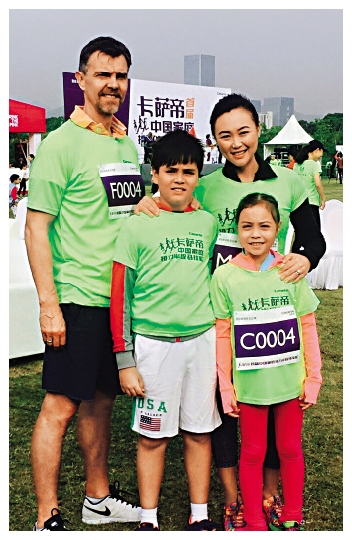 圖：陳露（後排右）對子女的教育方針是由愛出發。\網上圖片